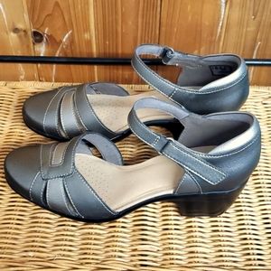 Clarks Emily Daisy Metallic size 8 1/2 w